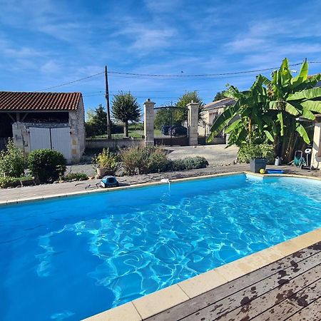 Gites De 2 A 11 Personnes Au Domaine D'Usson Echebrune المظهر الخارجي الصورة